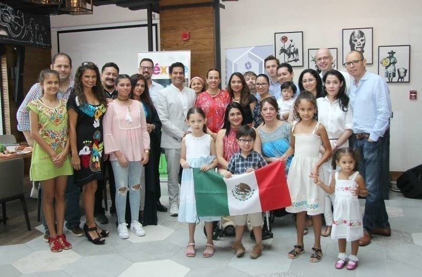 Asistentes junto a Ismael Cala y la nueva embajadora de México. (E.C.)
