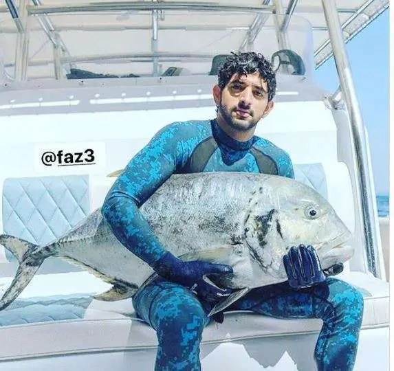 El jeque Hamdan se fotografía con la buena captura.