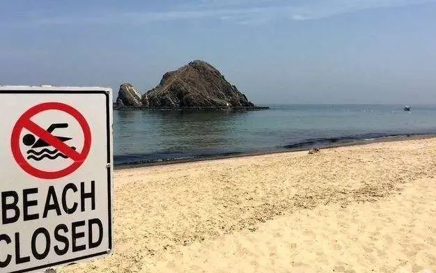 Dos kilómetros de playa en el emirato de Fujairah se cerraron a causa del derrame.