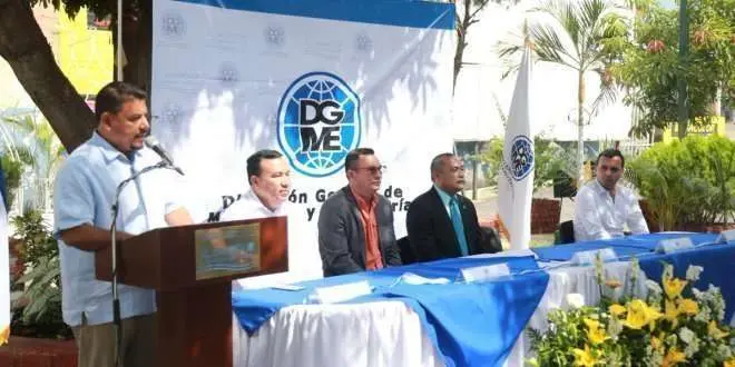 Héctor Rodríguez, de pie durante un acto en Usulután. (Foto Diario Co Latino)