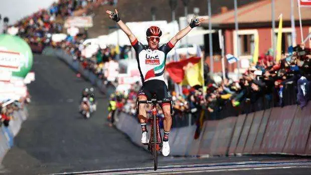 Jan Polanc del equipo de UAE TEAM Emirates cruza la meta.