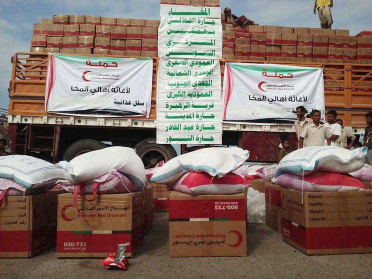 Ayuda alimentaria entregada en Yemen por Emiratos Árabes.