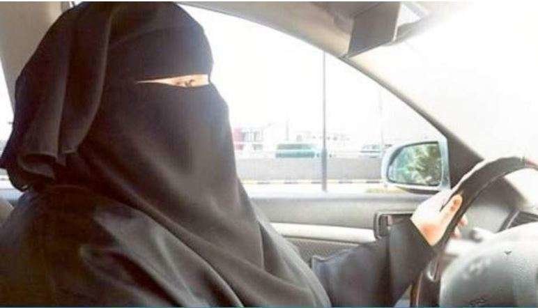 La estudiante saudí al volante del autobús.