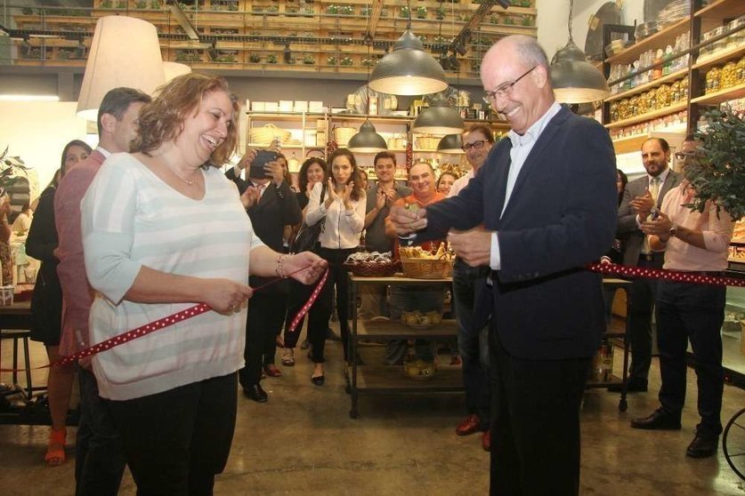 El embajador de España y Elisa Labori cortan la cinta inaugural de La Despensa en Al Quoz. (EL CORREO)