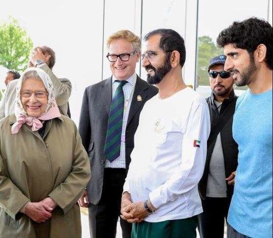 La reina de Inglaterra junta al jeque Mohammed y al jeque Hamdan.