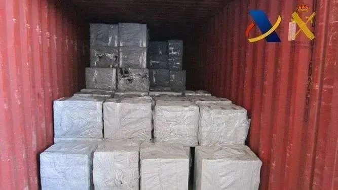 El contenedor confiscado con las cajetillas de tabaco.