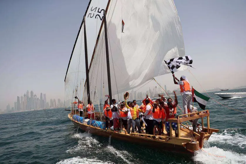 La tripulación del Zilzal, el dhow capitaneado por el Jeque Hamdan bin Mohammed bin Rashid al-Maktoum. (Foto: KARIM SAHIB / AFP / Getty Images)