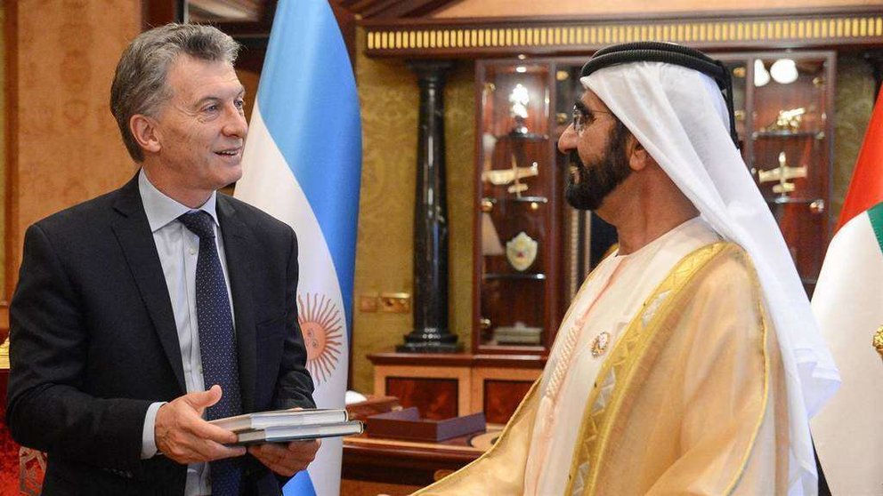 El presidente Macri recibe dos libros de manos del jeque Mohamed Bin Rashid Al Maktoum. (Telam)