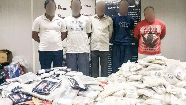 Cinco detenidos en Dubai Creek, junto a un alijo de droga incautada.