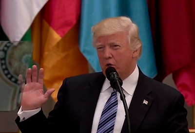 Donal Trump, durante su discurso ante los líderes árabes en Riad.