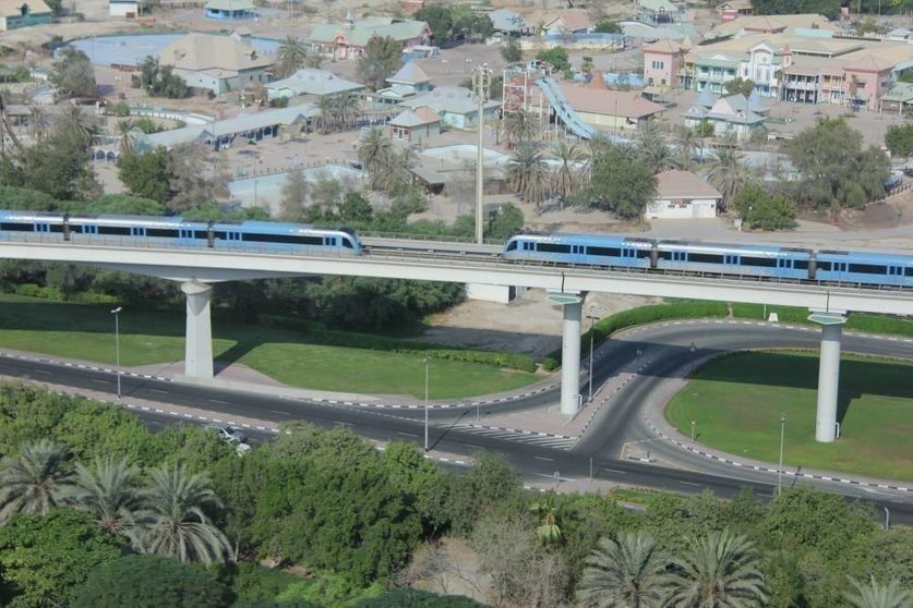 El metro de Dubai visto desde el Grand Hyatt. (EL CORREO)