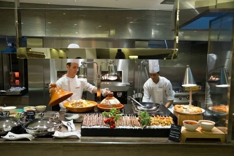 El Iftar en el hotel cuenta con diferentes estaciones de comida en vivo. (Cedida)