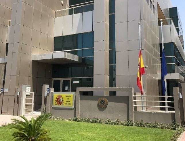 Banderas a media asta en la puerta de la Embajada de España en Abu Dhabi. (@EmbEspEAU)