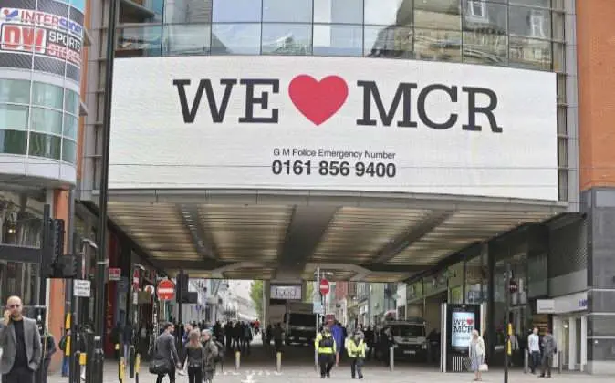 Trabajadores y compradores son evacuados del centro comercial Arndale cerca del MEN Arena en Manchester. (Nigel Roddis / EFE)