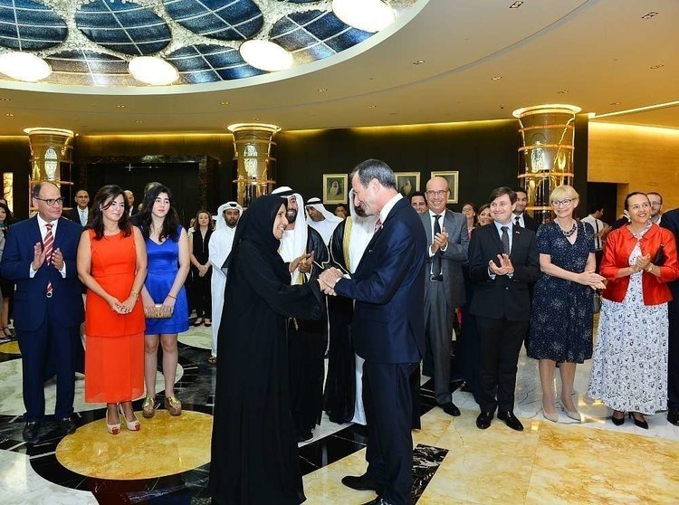 La Dr. Maitha bint Salem Al Shamsi, ministra de Estado de Emiratos Árabes, felicita al embajador Fernando de Martini durante la celebración del Día de Argentina en Abu Dhabi. (Manaf K. Abbas)
