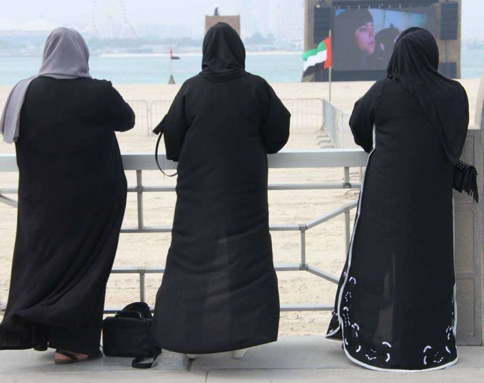 Mujeres de EAU pasean por Abu Dhabi. (EL CORREO)