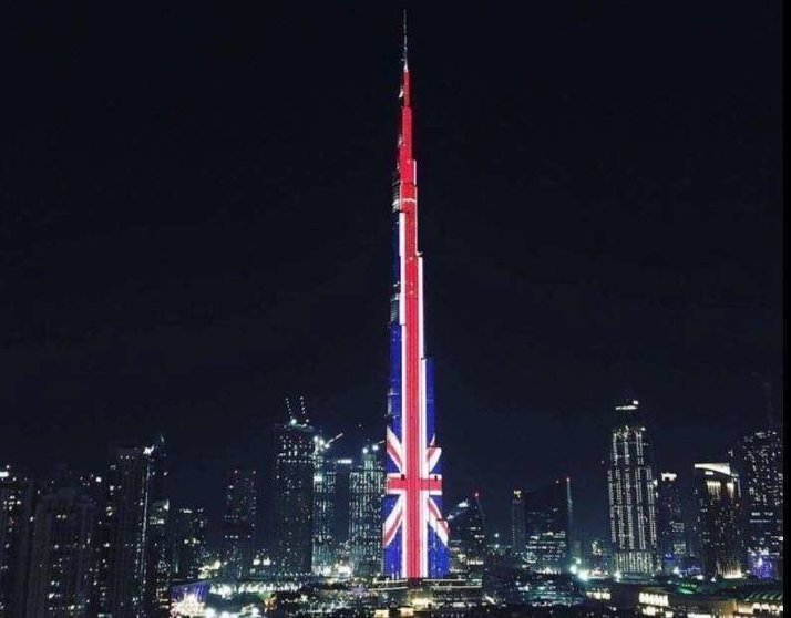 El Burj Khalifa con los colores de la bandera británica. (Dubai Media Office)