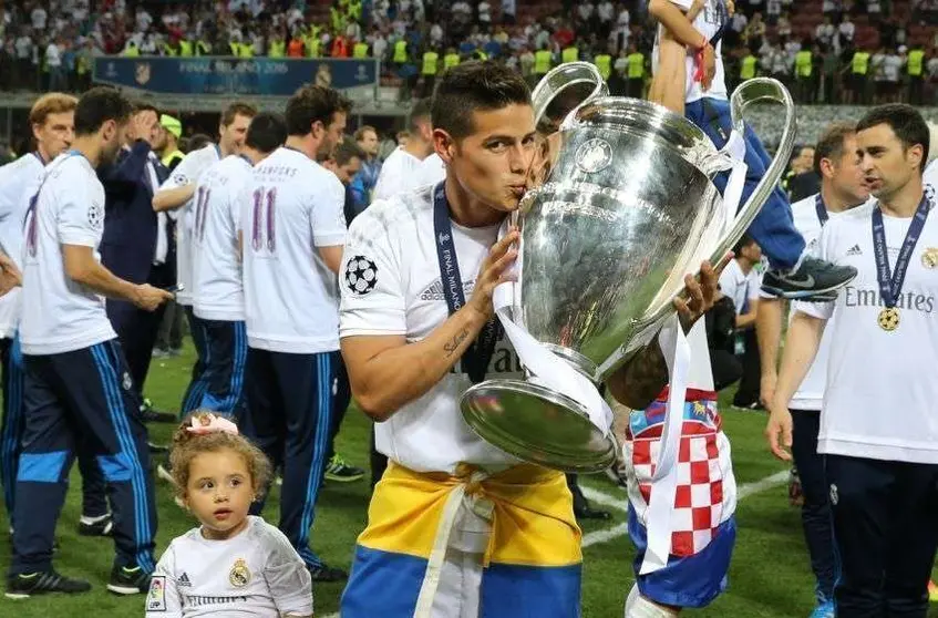 James Rodríguez con la Copa de la Champions League.