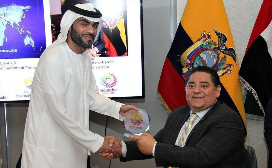 Mario Vallejo -derecha- entrega el reconocimiento al representante de DP World. (E.C.)