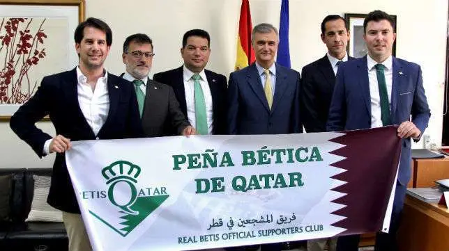 Socios de la Peña Bética junto al embajador de España en Qatar.