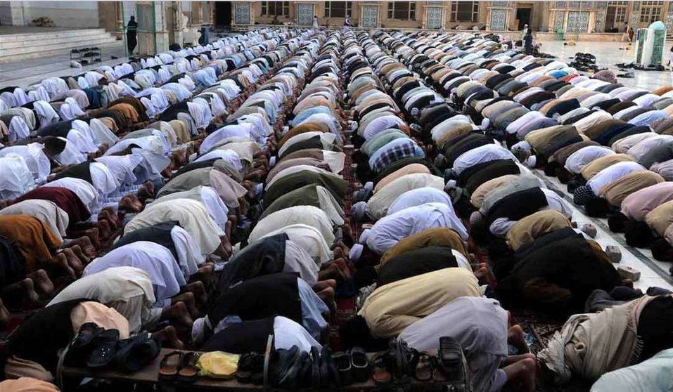 Musulmanes rezando durante el mes de Ramadán. 