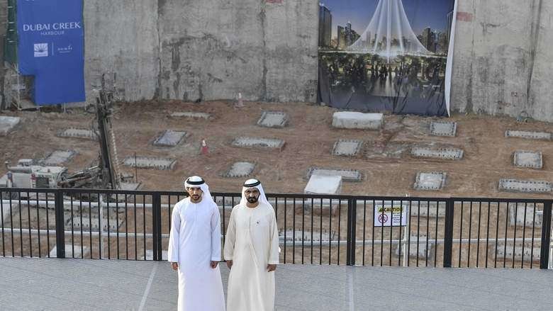 Sheikh Mohammed y Sheikh Hamdan comprueban el progreso de las obras de la Torre de Calatrava en Dubai Creek Harbour.