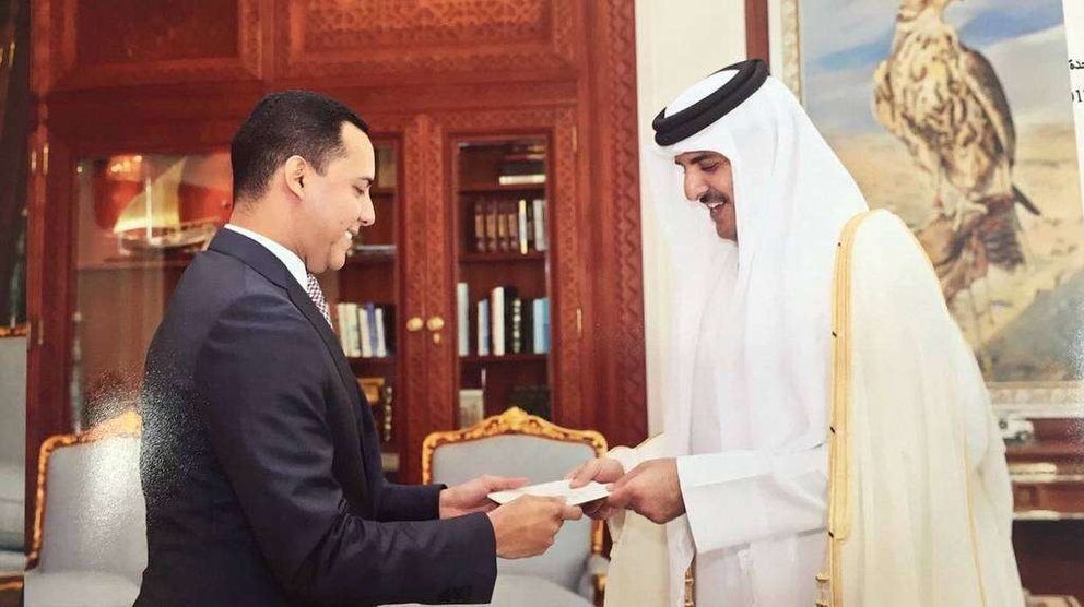 El embajador de Panamá en Qatar, Oreste del Río Sandoval -izquierda-, entrega sus credenciales al emir Tamim bin Hamad Al Thani. (Cedida)