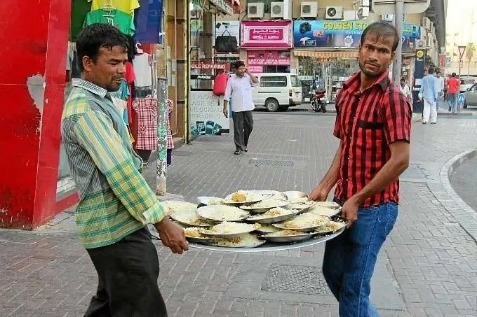 Residentes preparan el iftar en Deira. (EL CORREO)