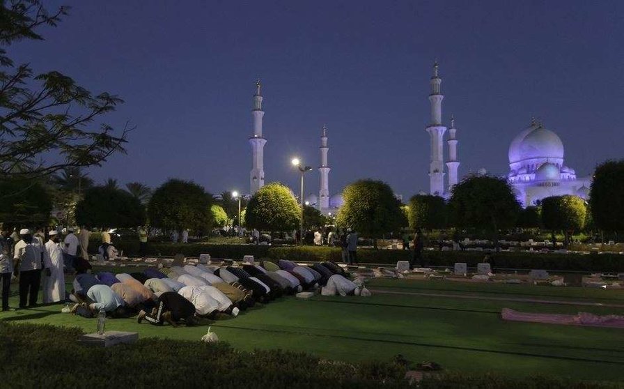 Rezos en Ramadán en la Gran Mezquita de Abu Dhabi.
