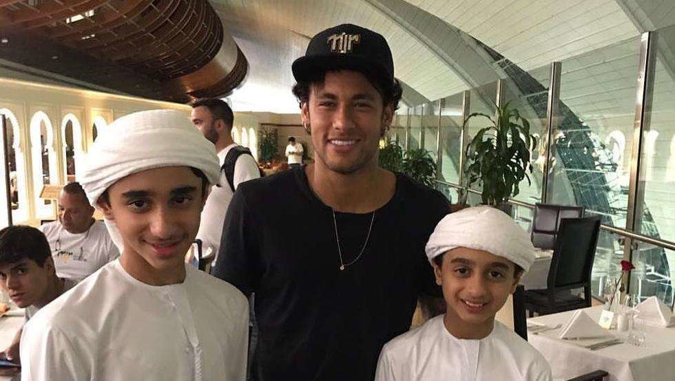 Neymar fotografiado con unos fans en Dubai.