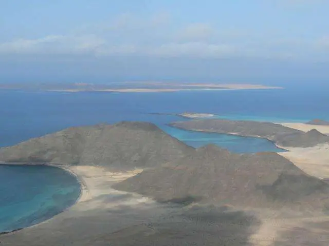 El estrecho de Bab Al Mandeb separa la Península Arábiga de África.