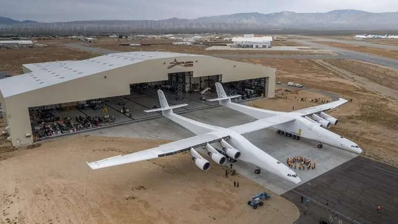 El Stratolaunch, tras su primera salida del hangar, en California.