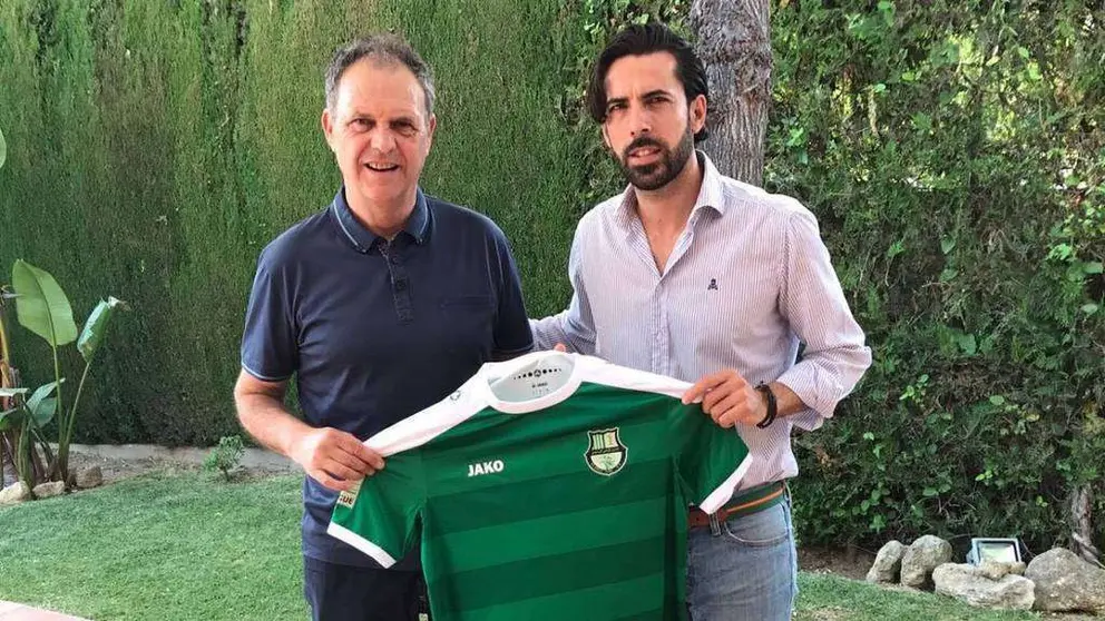 El entrenador sevillano fotografiado con la camiseta de su nuevo equipo.