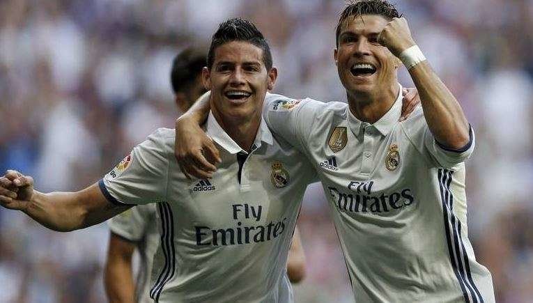Los jugadores del Real Madrid, James Rodríguez a la izquierda y Cristiano Ronaldo.