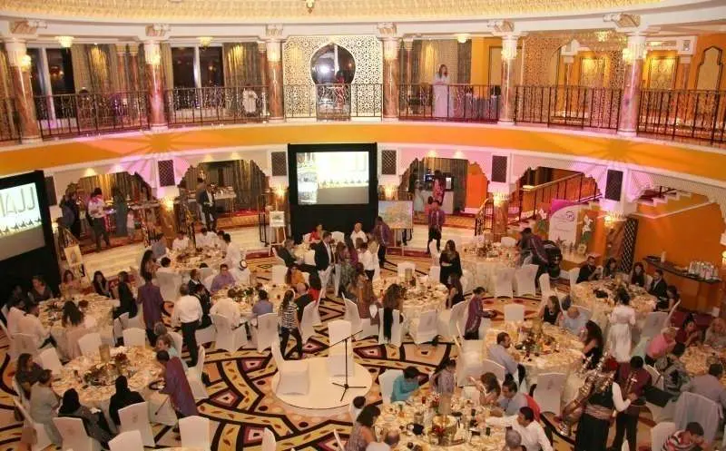 Vista panorámica de un salón durante un iftar. (EL CORREO)