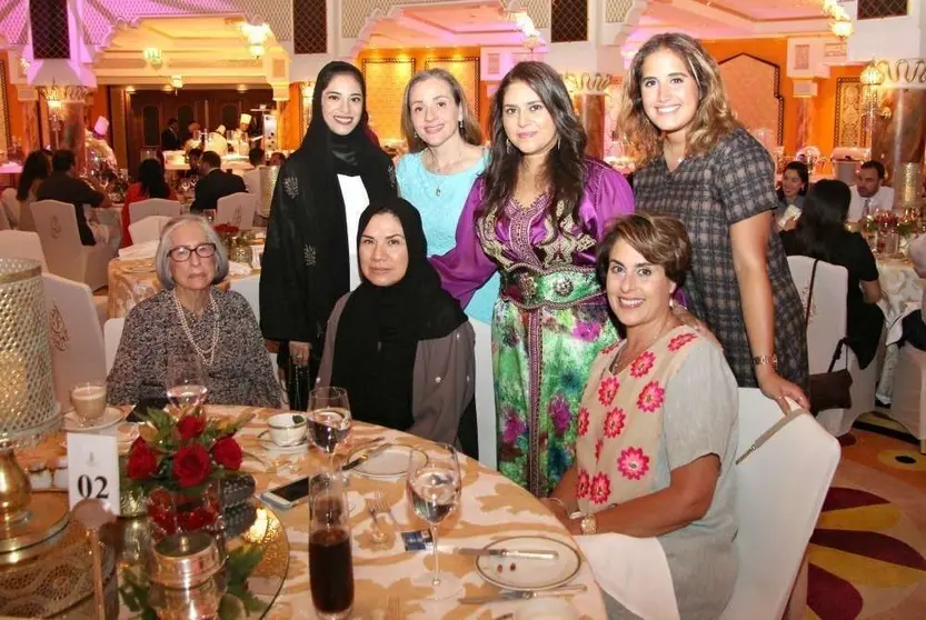 Brigitta García -en el centro- junto a un grupo de asistentes al iftar. (E.C.)