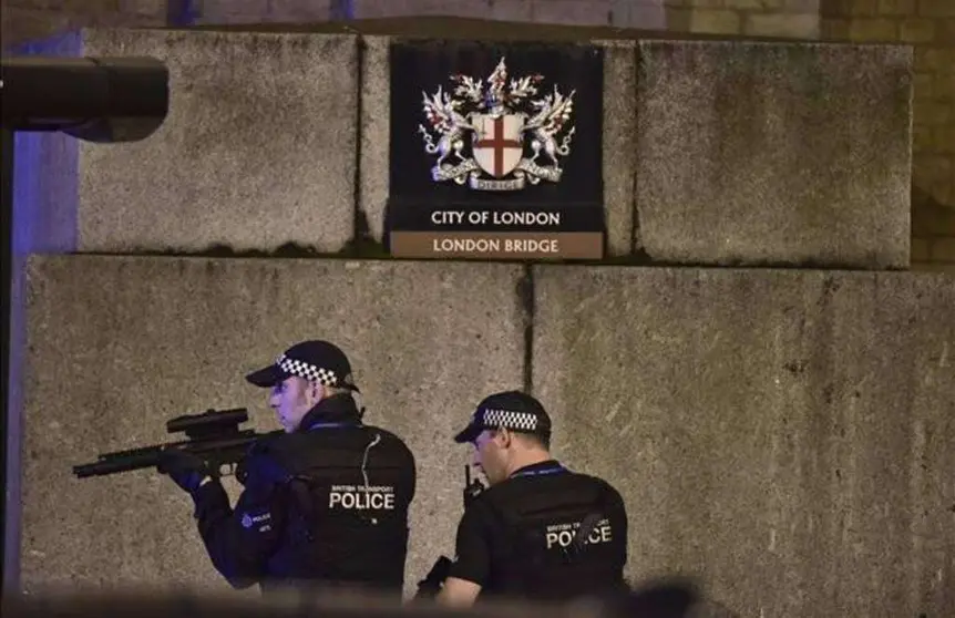 Policías británicos en el Puente de Londres.