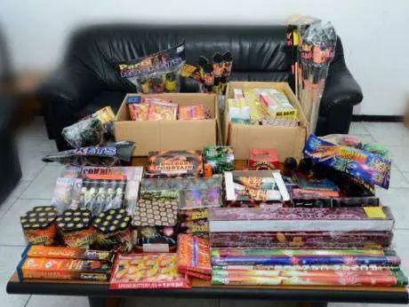 Imagen de los fuegos artificiales confiscados. (Policía de Sharjah a Gulf News)