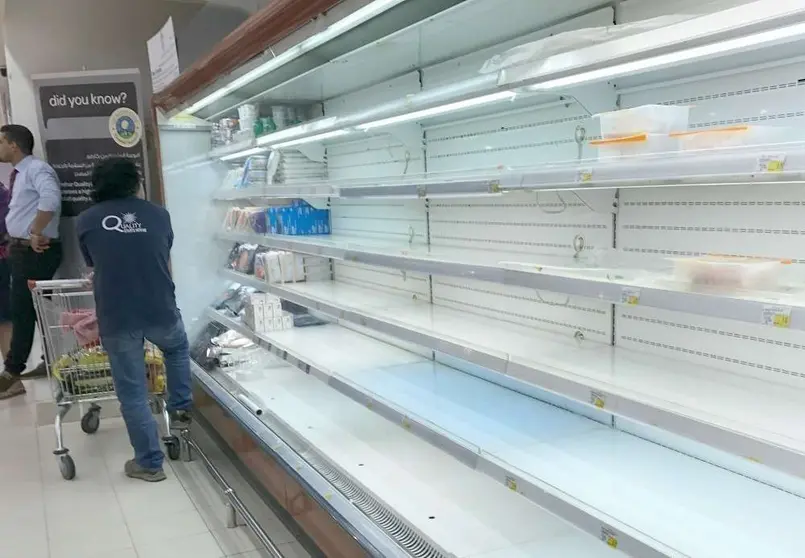 Estanterías vacías en un supermercado de Doha. (EL CORREO / Geles Rivera)