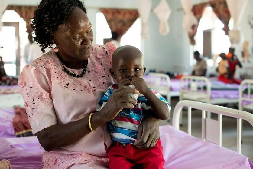 Un niño recibe atención alimentaria en un hospital en Sudán. (UNICEF / Sebastian Rich)