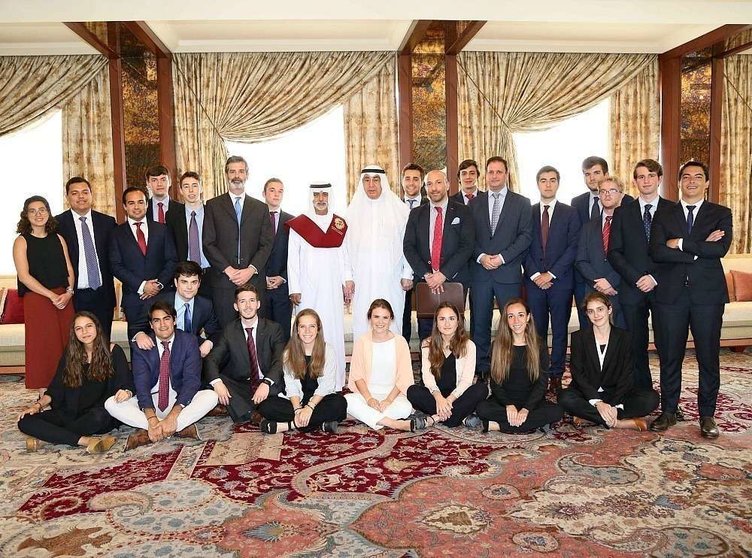 El jeque Nahyan Bin Mubarak Al Nahyan, ministro de Cultura y Desarrollo del Conocimiento de Emiratos, con los integrantes de la delegación de la Universidad de Navarra integrada por alumnos y profesores de Economía, Liderazgo y Gobernanza. (Cedida)