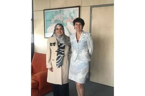 La embajadora de Emiratos en España, Hessa Abdullah Al Otaiba, y la directora de Política Exterior para Oriente Medio, Eva Martínez.