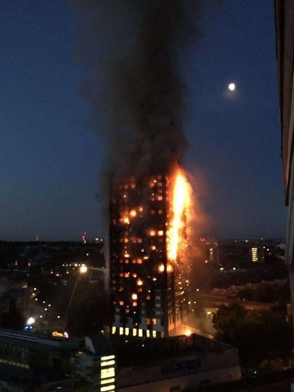 Las llamas están devorando la torre Grenfell de Londres. (Londor Fire Brigade)