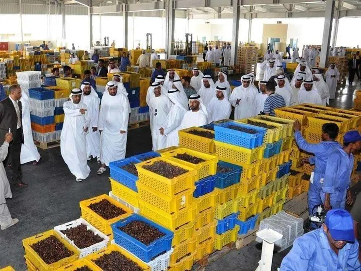 Emiratíes en un mercado de dátiles. (uaeinteract)