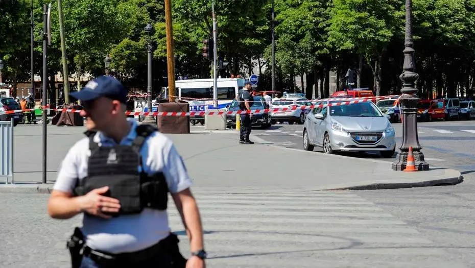 El lugar del suceso fue acordonado por la policía francesa.