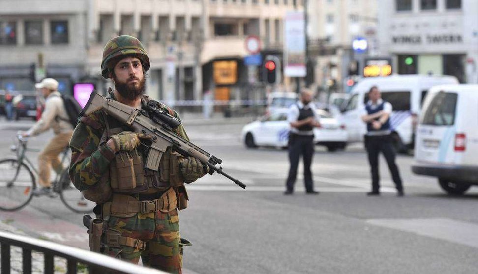En la imagen de AP, un soldado belga vigila la estación central de Bruselas.