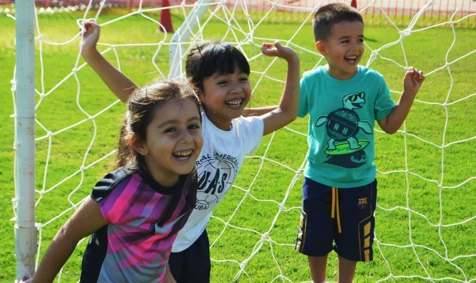 Niños practican fútbol en uno de las campus de Stryx Sports. (Cedida)