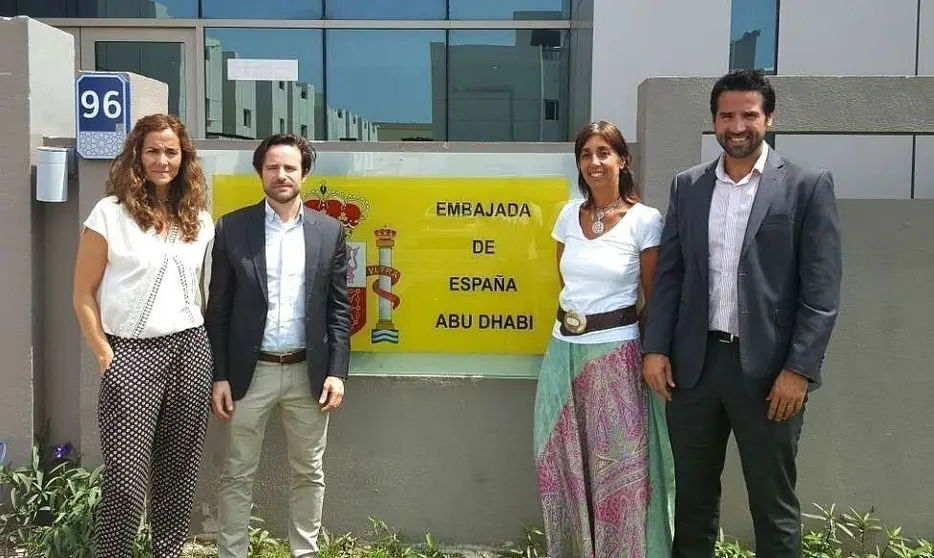 De izquierda a derecha, Gema Blanco, Enrique Hormigo -ex presidente del CRE-, María Tello y Juan de Dios Aguirre, los cuatro consejeros del Consejo de Residentes Españoles en EAU que presentaron su dimisión.