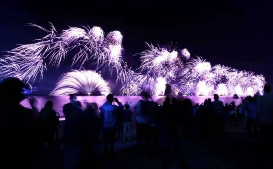 Fuegos artificiales en La Palmera para recibir 2016. (@MaryamBinFahad)