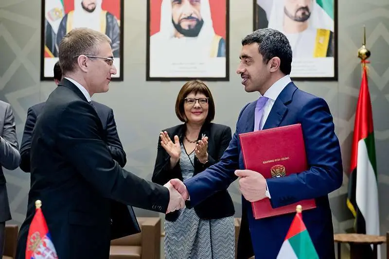 Abdullah bin Zayed y Nebojsa Stepanovic, en la nueva sede de la Embajada de Emiratos en Serbia. (WAM)